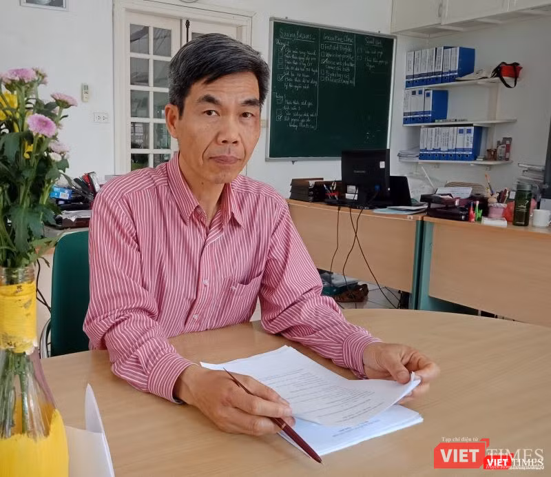 TS.Trần Tuấn tại phòng làm việc.