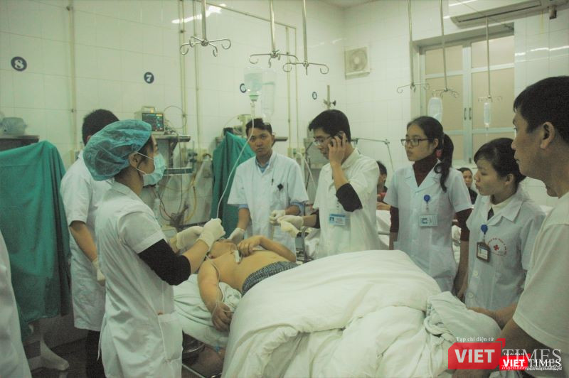 Hàng chục bác sĩ Bệnh viện Việt Đức rất vất vả cấp cứu bệnh nhân bị TNGT do uống rượu bia.