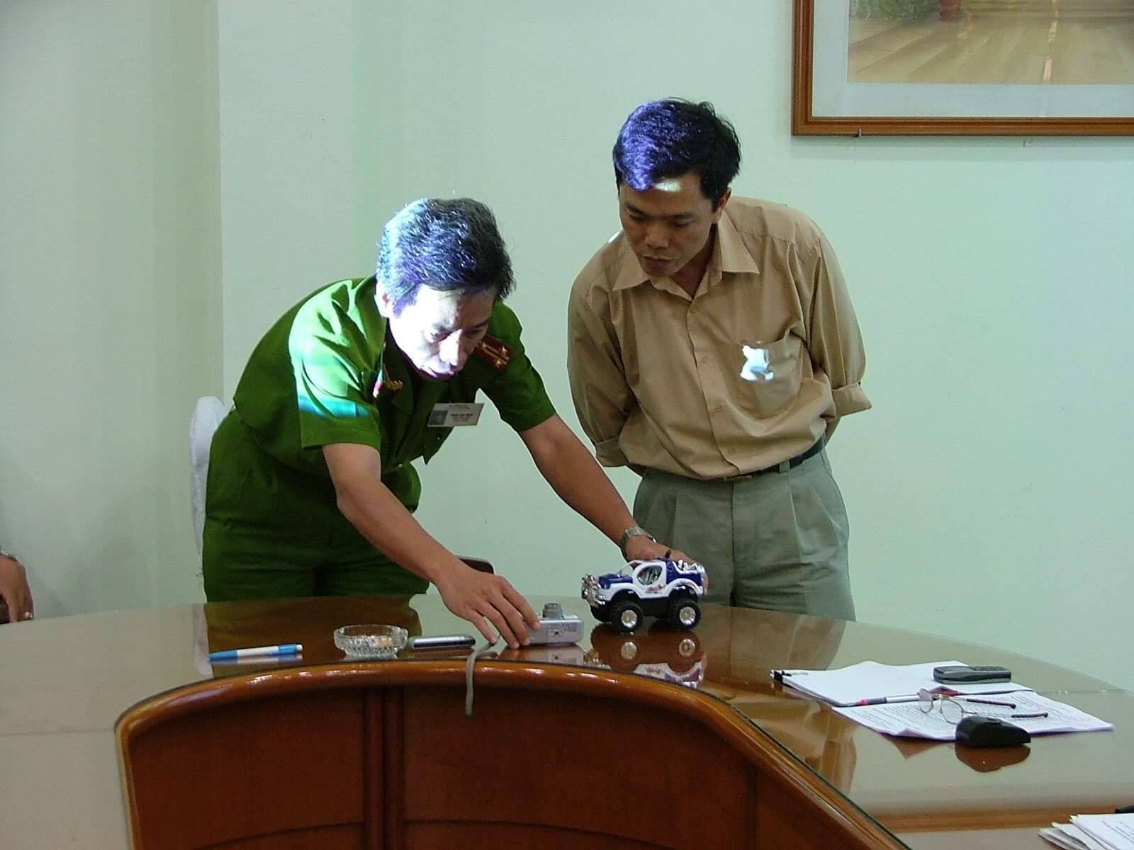 Tướng Phan Anh Minh chuẩn bị cho cuộc họp báo về vụ tai nạn giao thông ở Củ Chi m