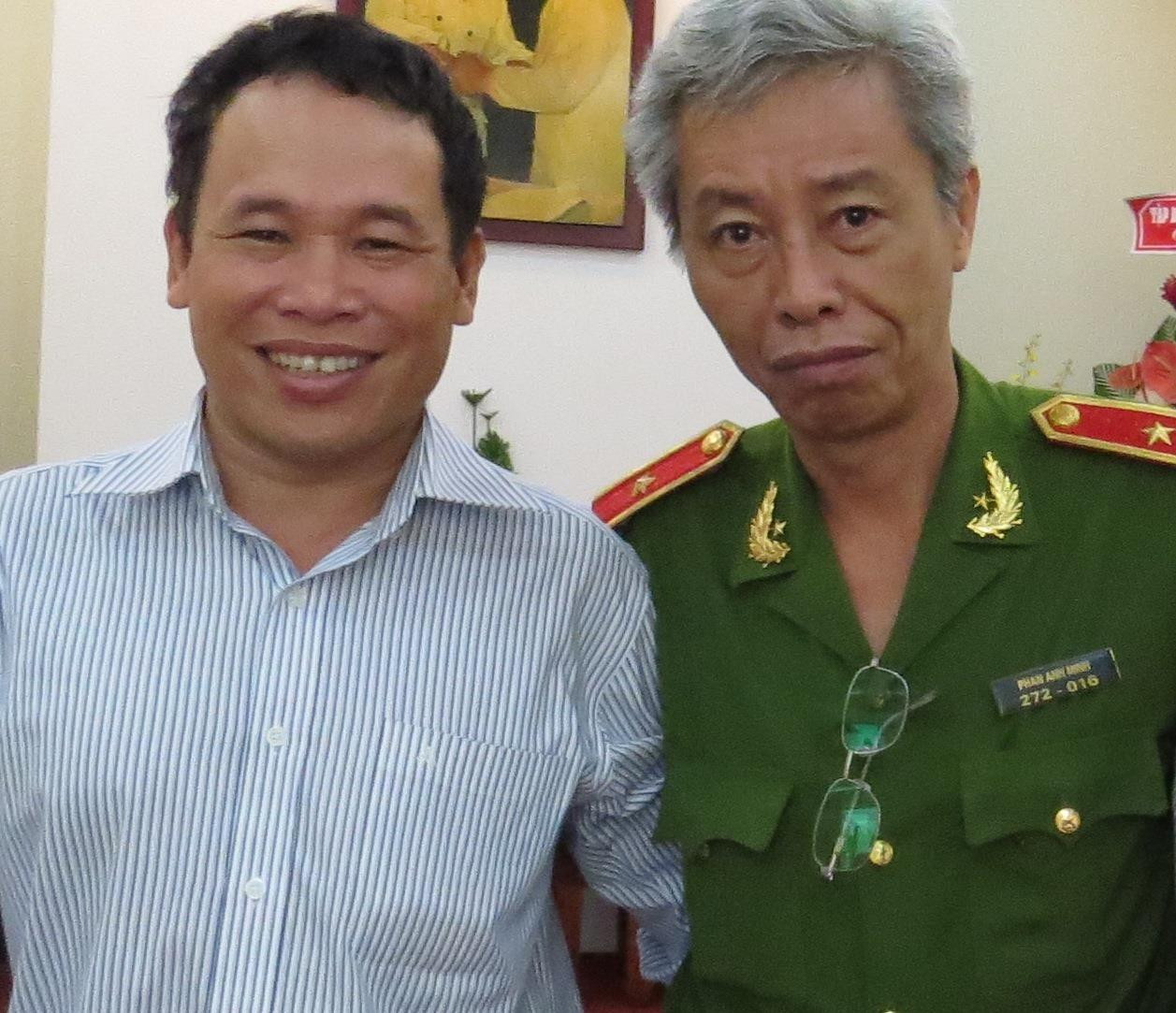 Tác giả bài viết (bìa trái) và Thiếu tướng Phan Anh Minh. l