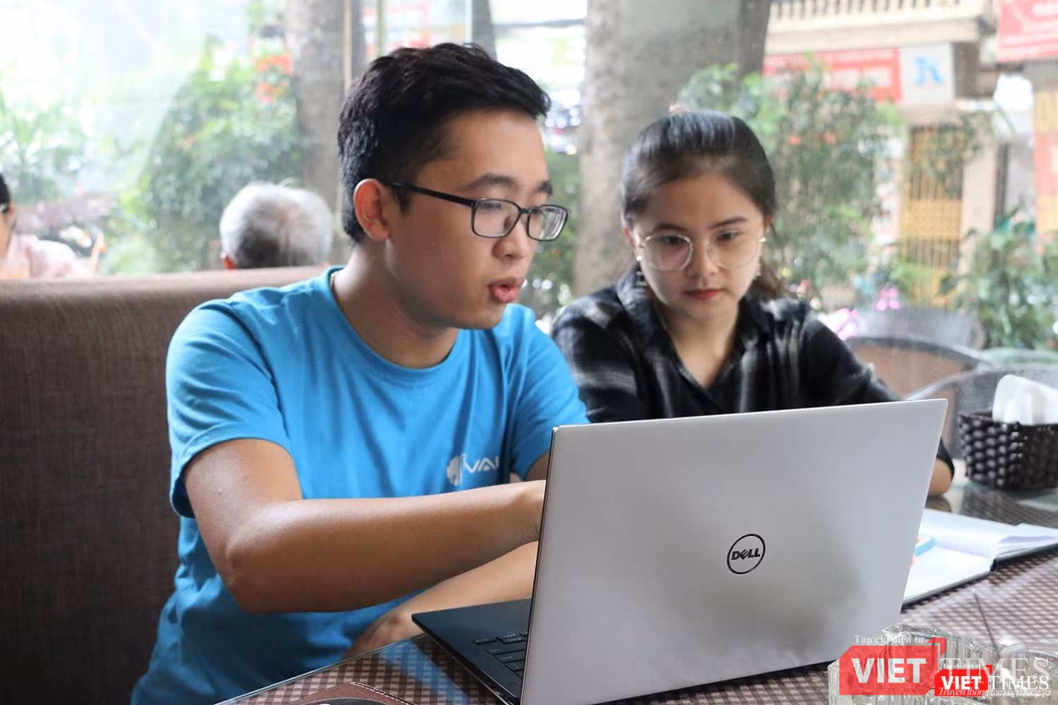 anh Đỗ Quốc Trình trao đổi với phóng viên VietTimes