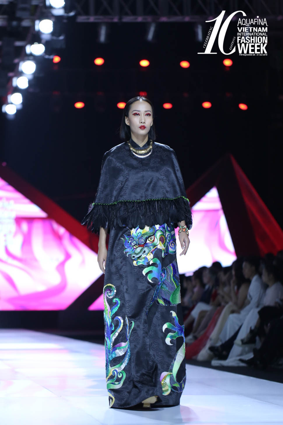 Thủy Nguyễn đã chứng minh tay nghề với kỹ thuật xử lý đính kết hạt cườm dày đặc, kĩ thuật xử lý lông vũ đầy tinh tế.