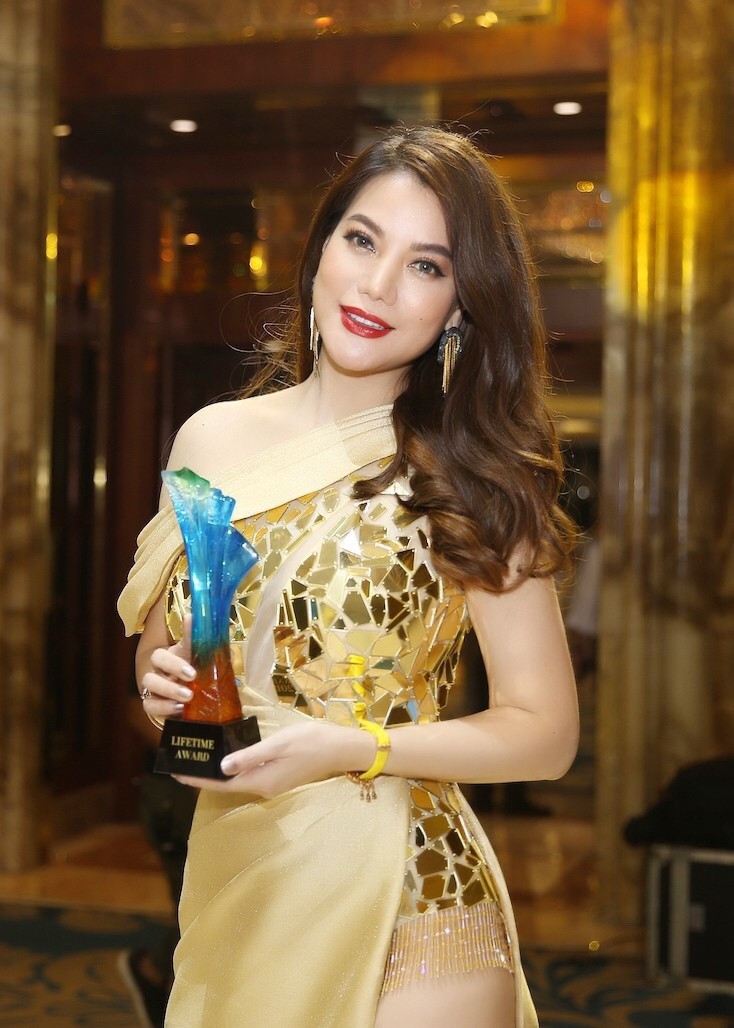 Trương Ngọc Ánh khoe Giải thưởng “Gương mặt Điện ảnh - Thành tựu trọn đời” Trương Ngọc Ánh khoe Cup