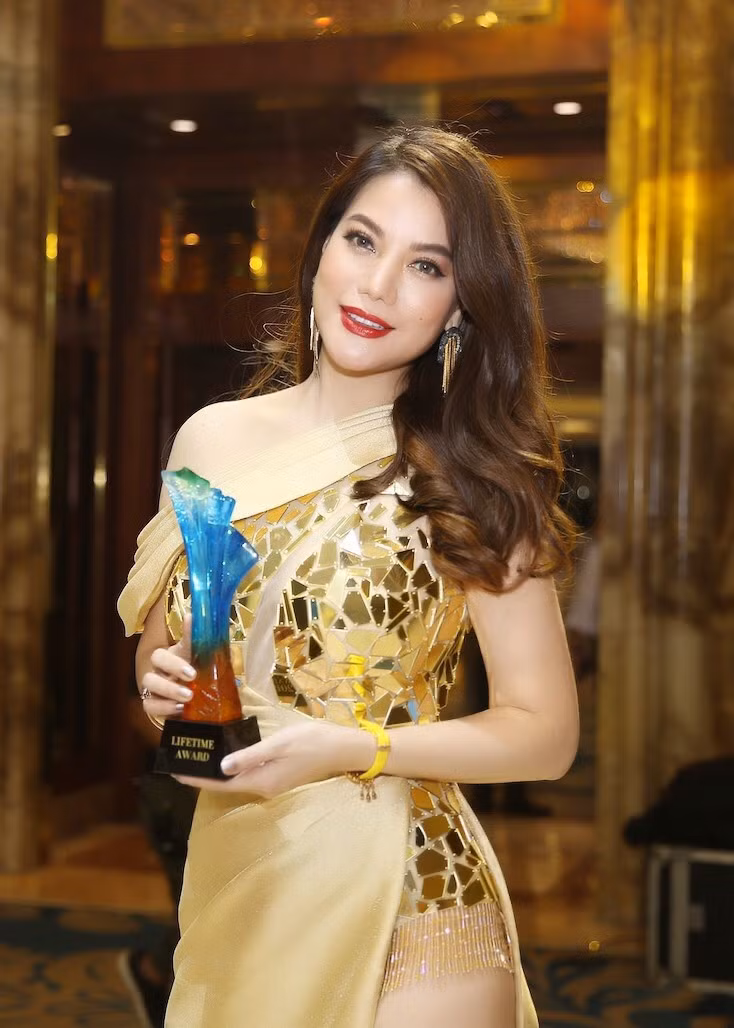 Trương Ngọc Ánh khoe Giải thưởng “Gương mặt Điện ảnh - Thành tựu trọn đời” Trương Ngọc Ánh khoe Cup
