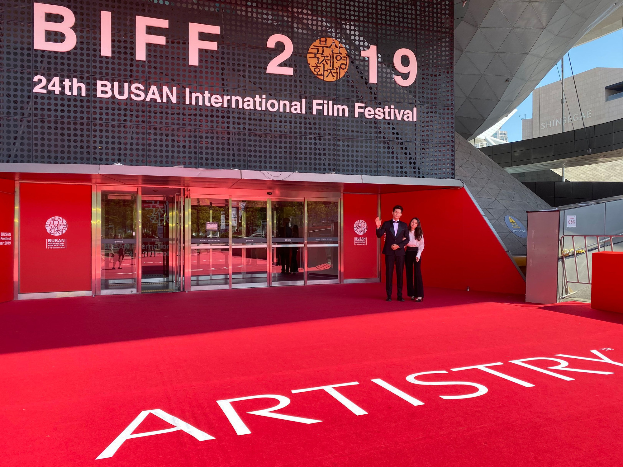 Quốc Anh và nhà sản xuất Nguyễn Phan Linh Đan tại LHP Busan Quốc Anh và nhà sản xuất Nguyễn Phan Linh Đan