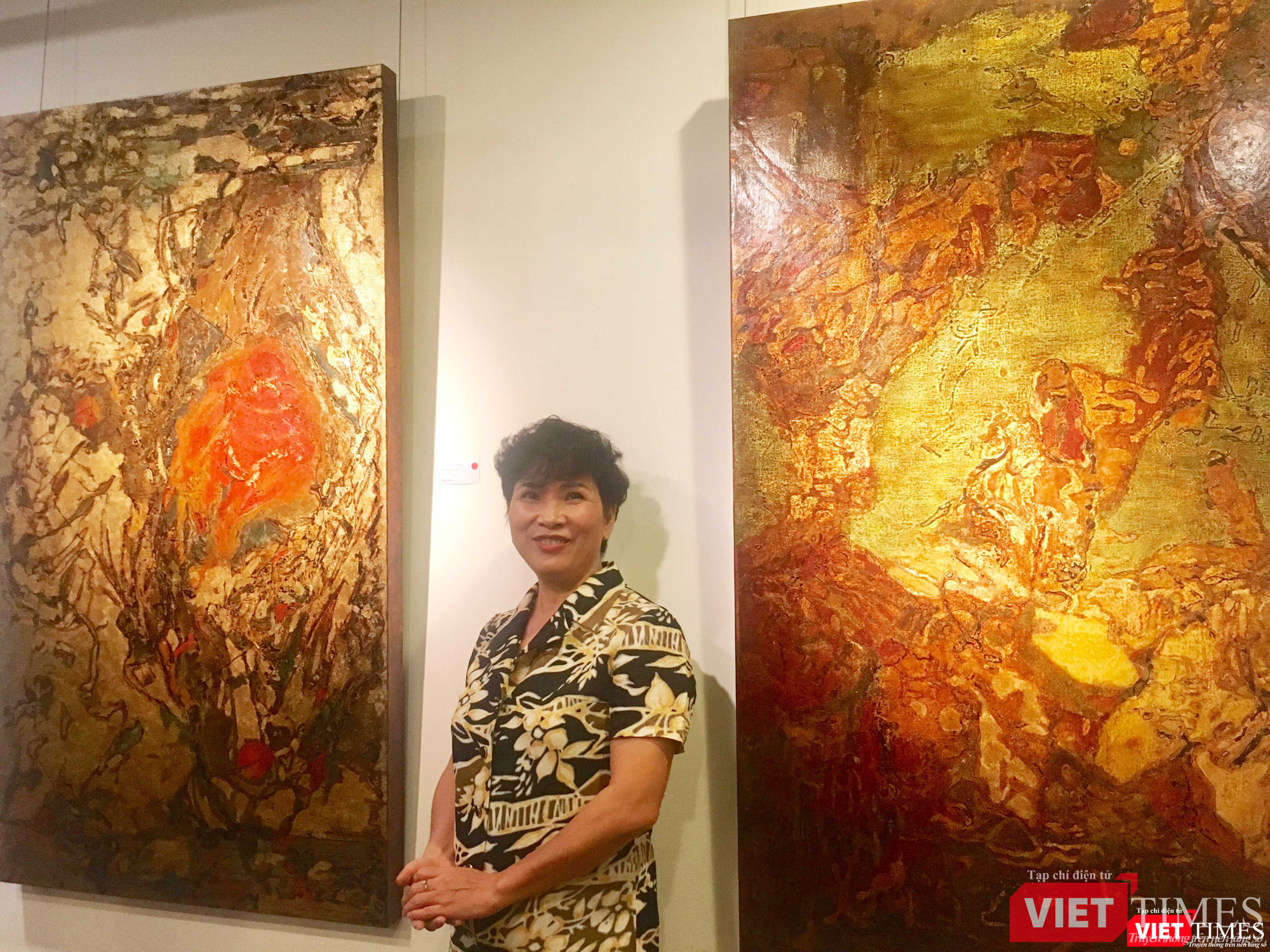 Họa sĩ Hiền Nguyễn bên các bức sơn mài trong bộ 