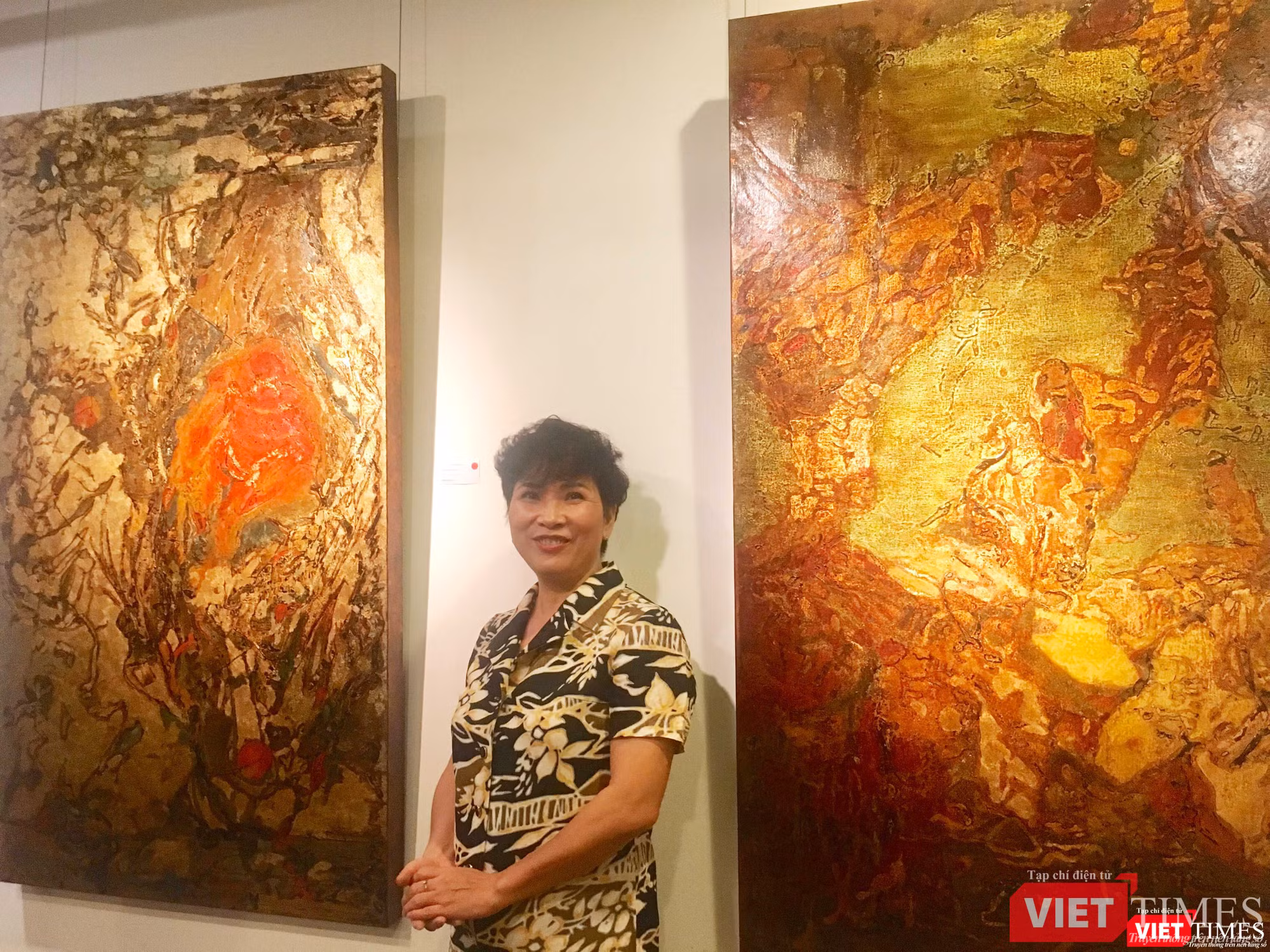 Họa sĩ Hiền Nguyễn bên các bức sơn mài trong bộ 