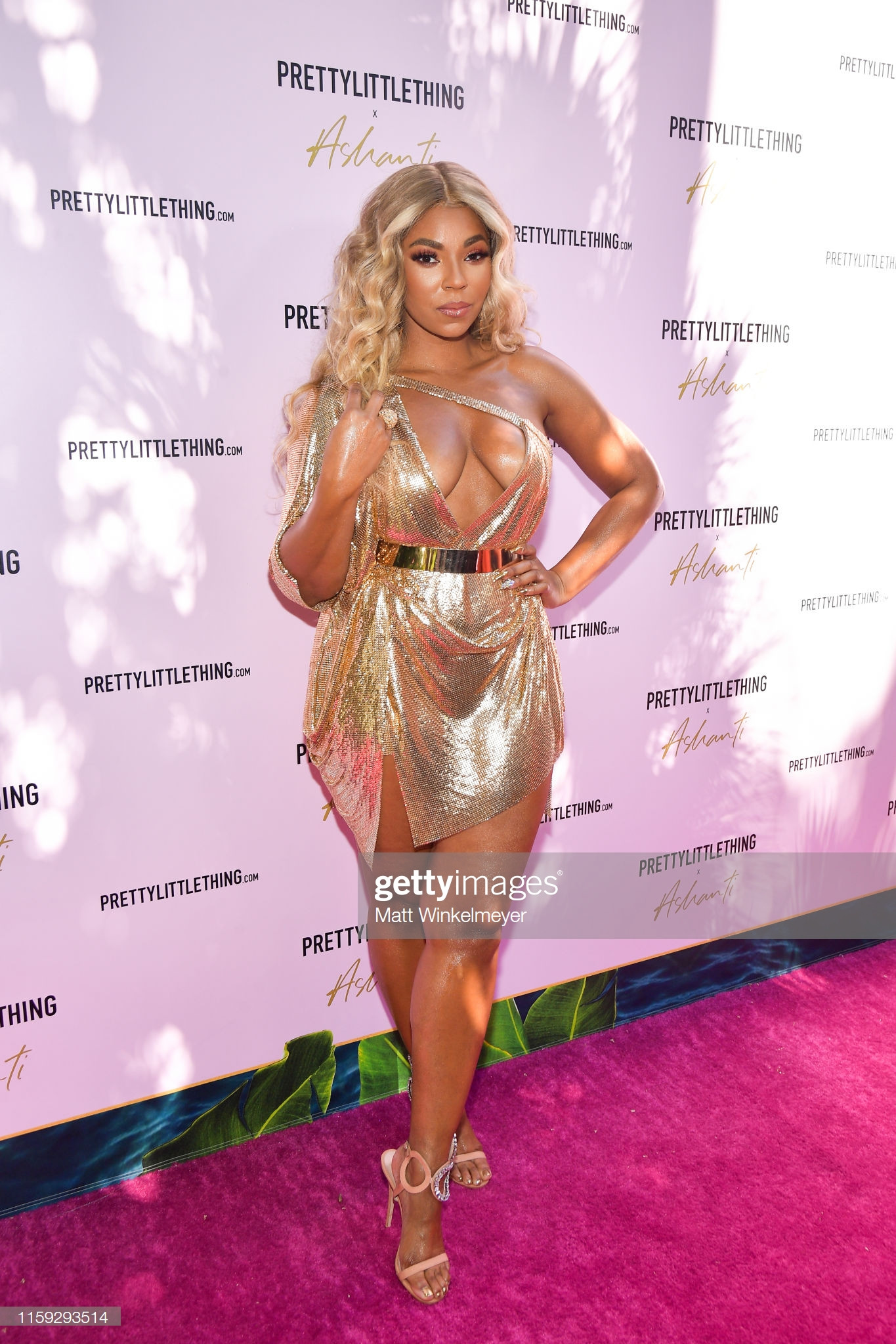 Thành viên của nhóm nhạc nữ Little Mix trong trang phục PrettyLittleThing Thành viên của nhóm nhạc nữ Little Mix trong trang phục PrettyLittleThing