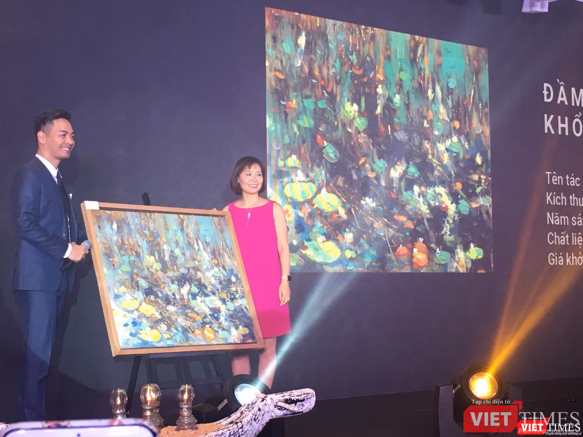 MC Phan Anh và họa sĩ Trần Thảo Hiền - người mua tác phẩm “Đầm hoang (số 3)” của họa sĩ Khổng Đỗ Duy với giá 2.700 USD MC Phan Anh và họa sĩ Trần Thảo Hiền