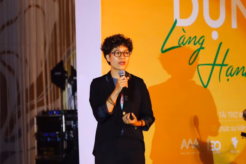 Bà Phạm Thị Hương Giang - người sáng lập và điều hành Nhà Chống Lũ tại đêm gây quỹ Bà Phạm Thị Hương Giang - người sáng lập và điều hành Nhà Chống Lũ