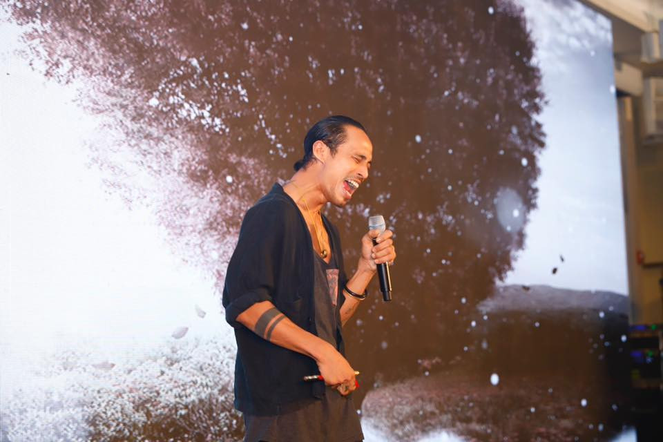 Ca sĩ Phạm Anh Khoa hát ủng hộ chương trình gây quỹ 