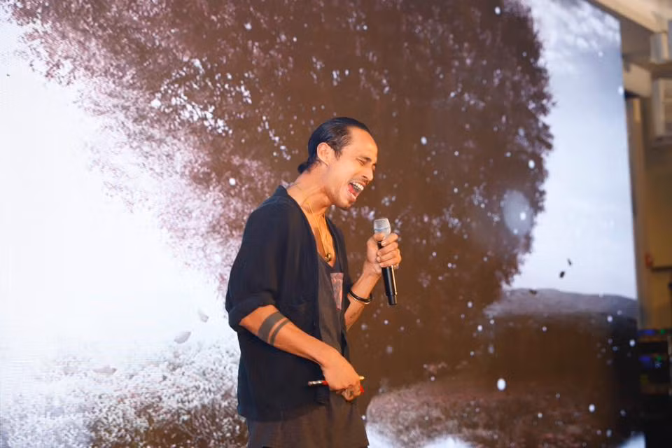 Ca sĩ Phạm Anh Khoa hát ủng hộ chương trình gây quỹ Ca sĩ Phạm Anh Khoa hát ủng hộ chương trình gây quỹ