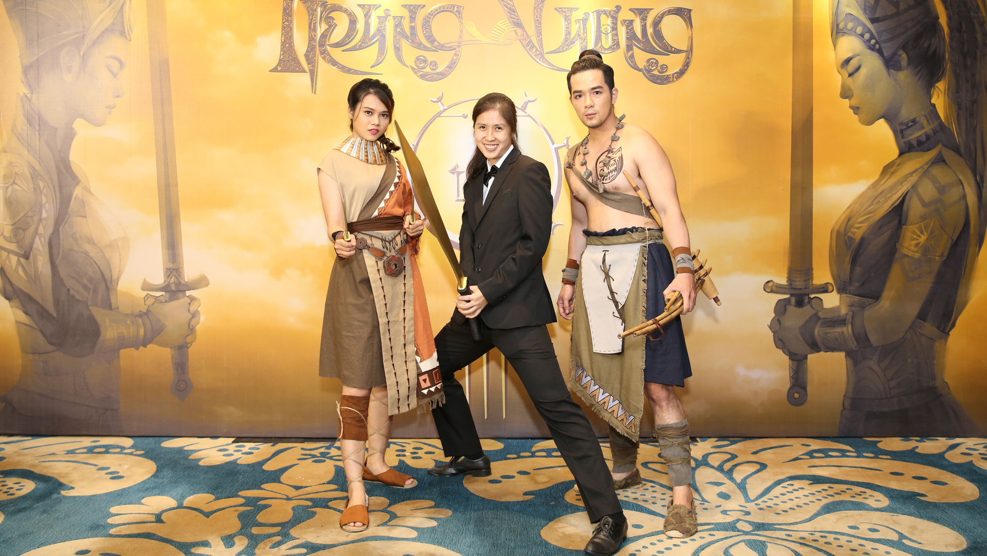 Nhà sản xuất Janet Ngô và các diễn viên trong phim "Trưng Vương"