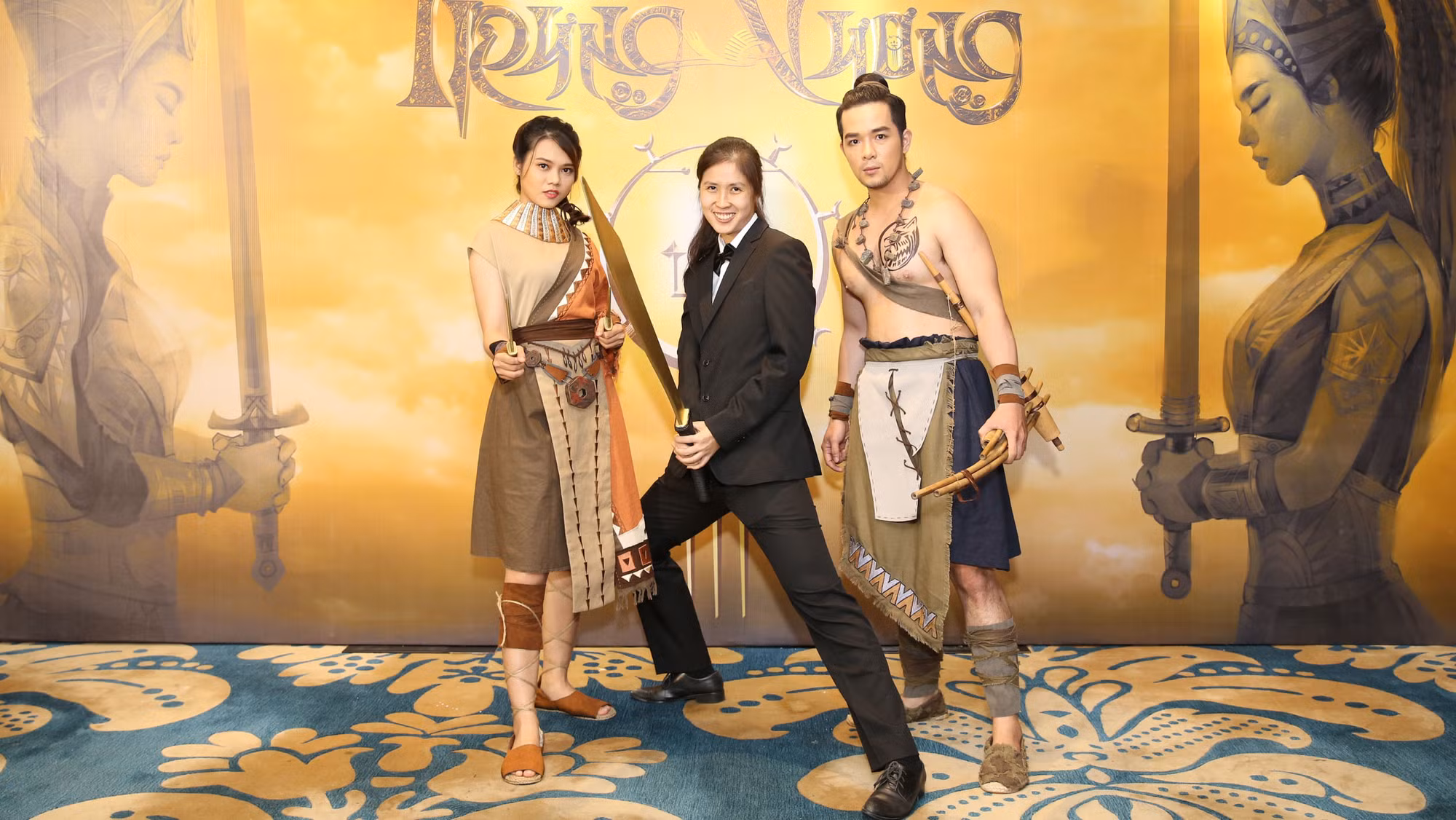 Nhà sản xuất Janet Ngô và các diễn viên trong phim "Trưng Vương"