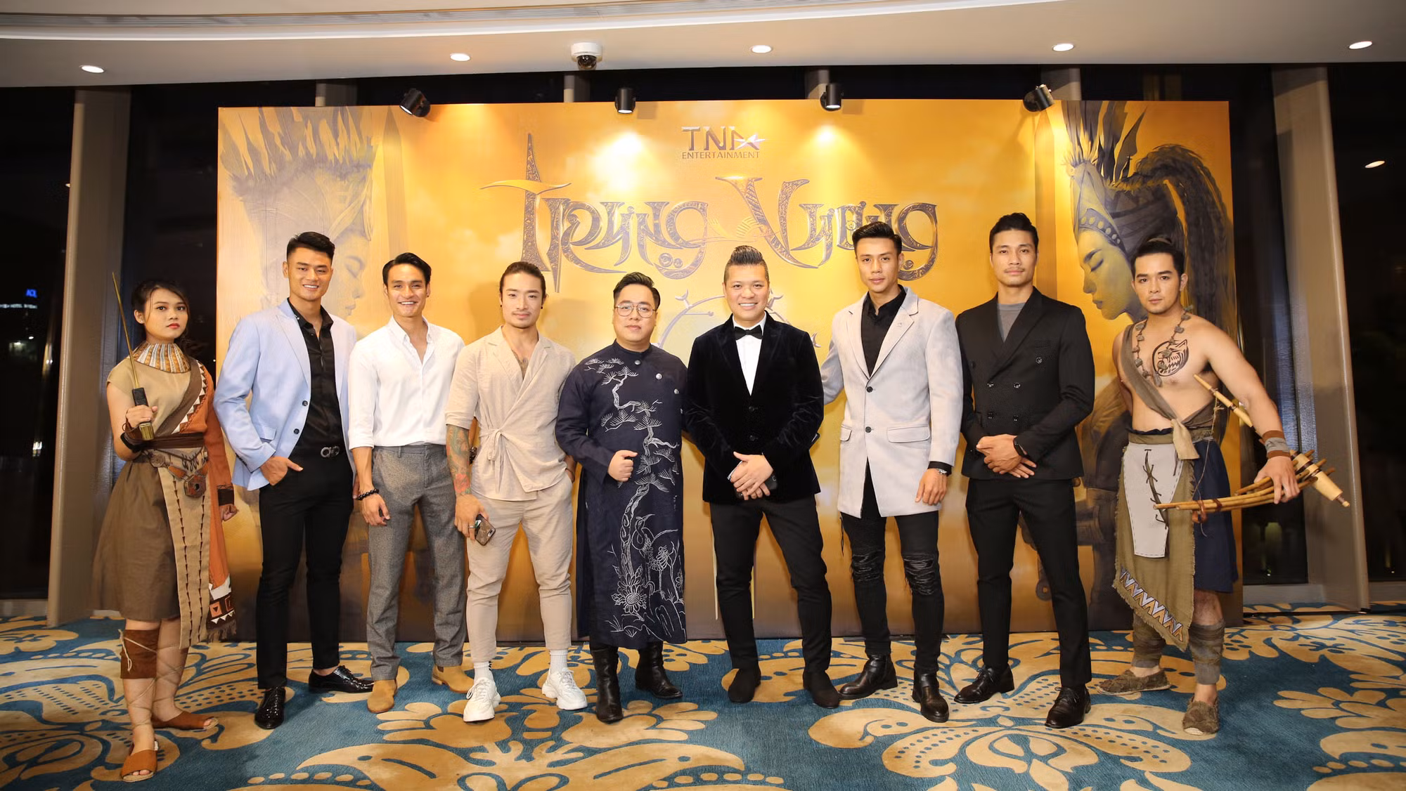 Khách đến tham dự buổi công bố phim "Trưng Vương" hào hứng chụp hình với bối cảnh của phim