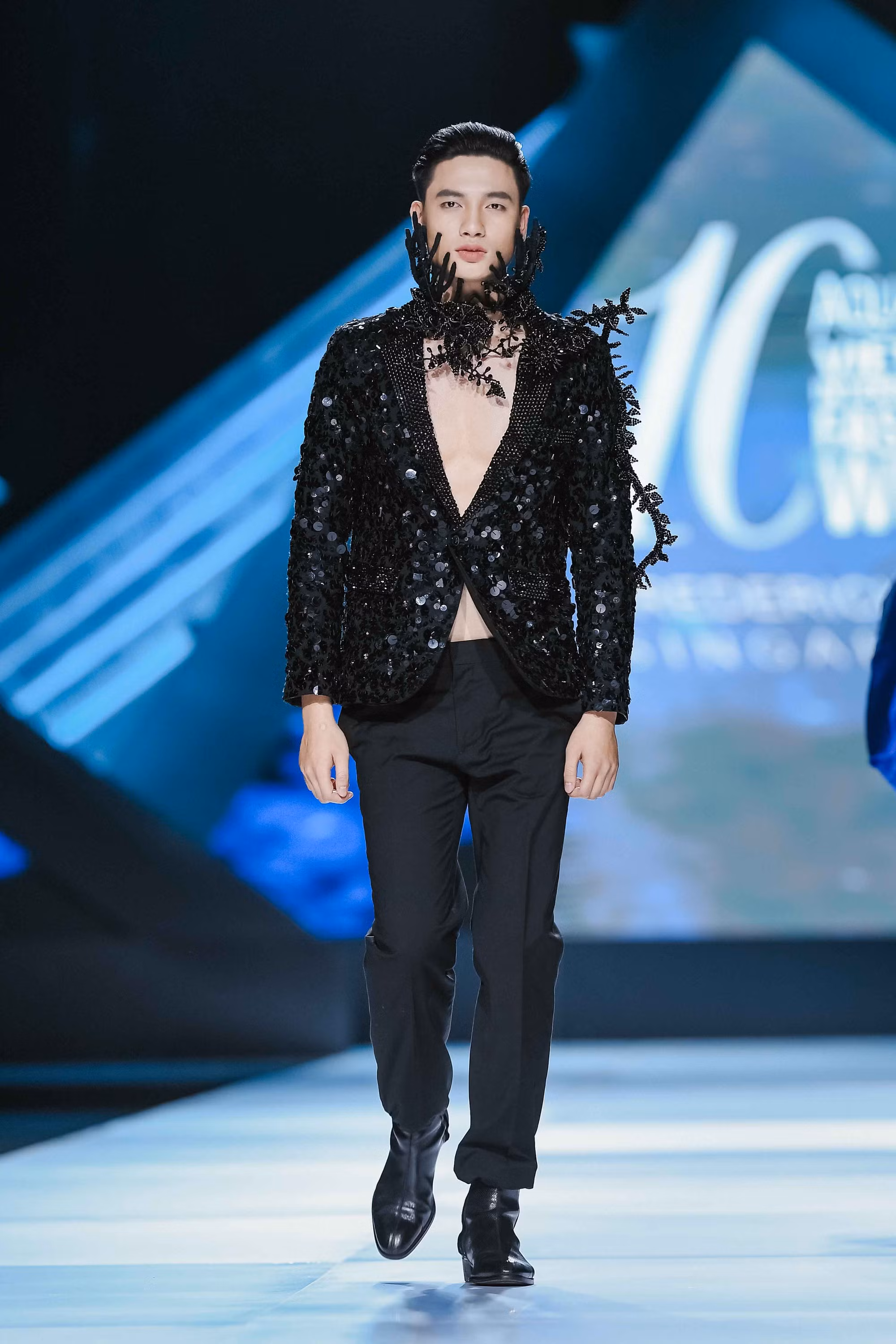 Bộ cánh mở màn cho BST với tông màu đen huyền bí đem tới sự thú vị có phần ma mị vô cùng cá tính