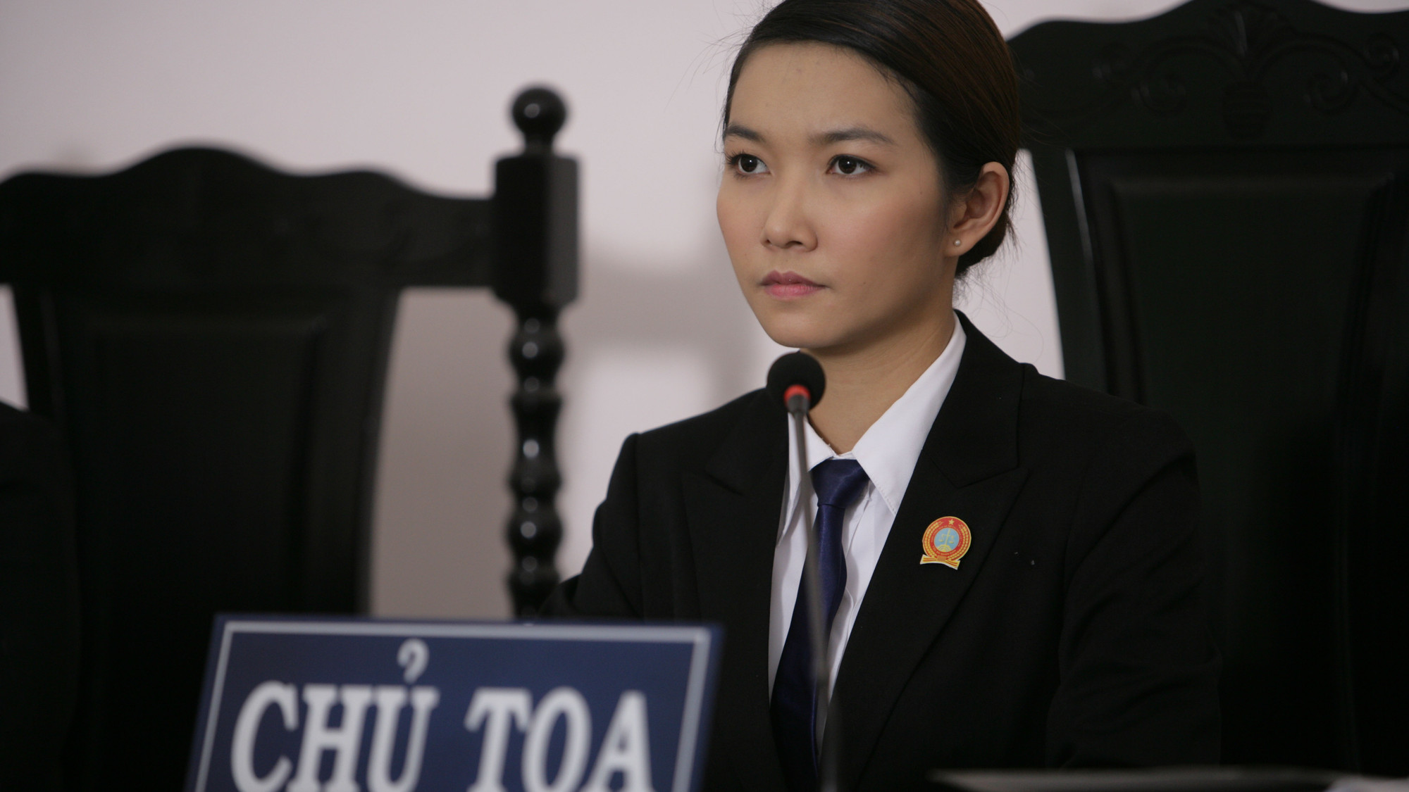 Thẩm phán Trâm xinh đẹp do Lã Thiên Cầm thủ vai 