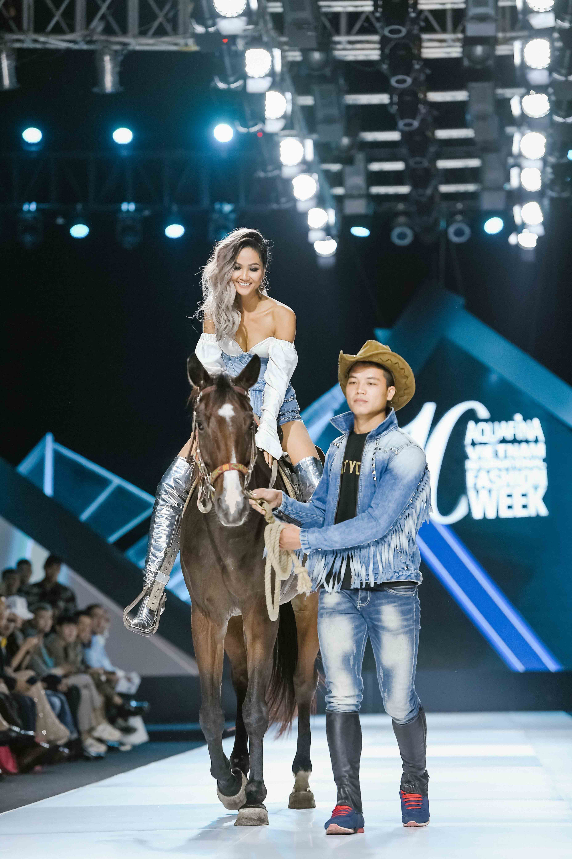 H'Hen Niê bất ngờ xuất hiện cùng chú ngựa