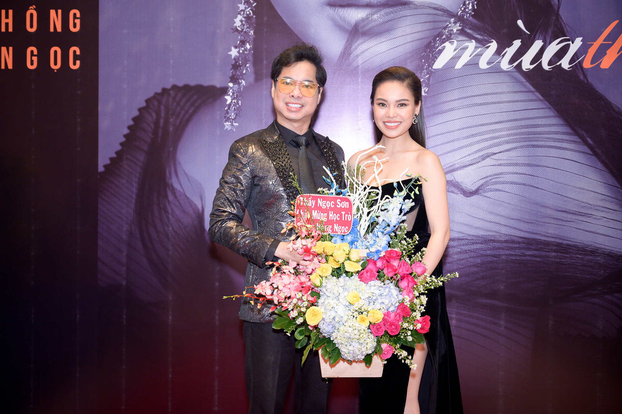 Ca sĩ Ngọc Sơn đến chúc mừng học trò