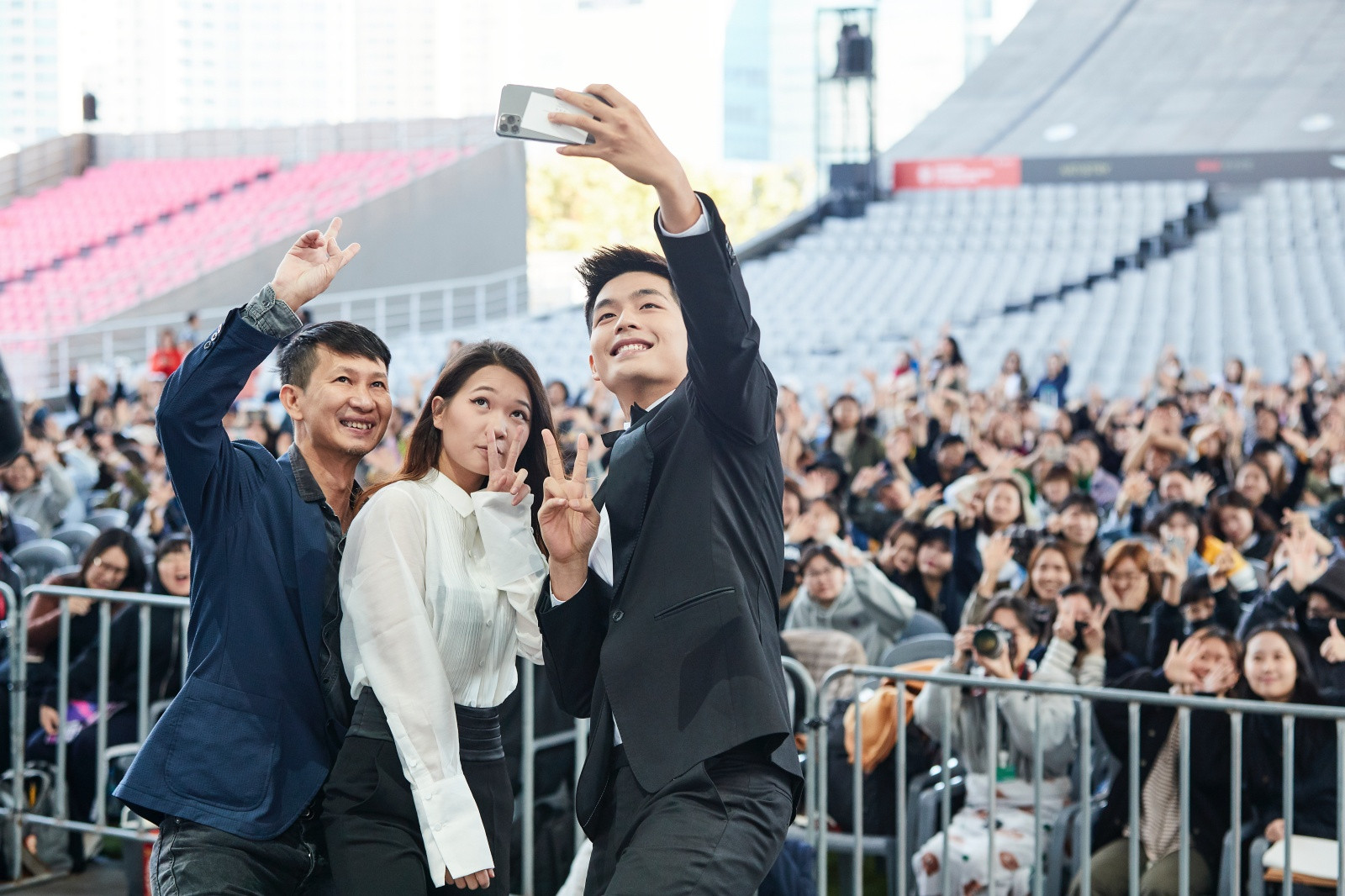 Đoàn làm phim đươc khán giả Hàn Quốc chào đón nồng nhiệt Đoàn làm phim đươc khán giả Hàn chào đón nồng nhiệt