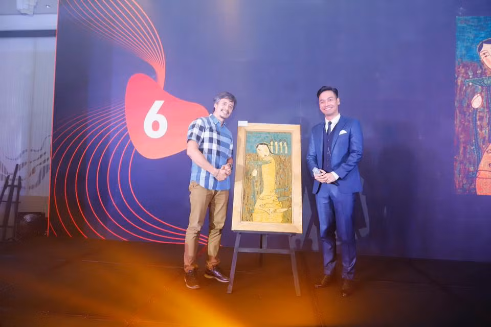 MC Phan Anh và người mua tác phẩm "Giao cảm" của họa sĩ Bùi Trọng Dư MC Phan Anh và người mua tác phẩm