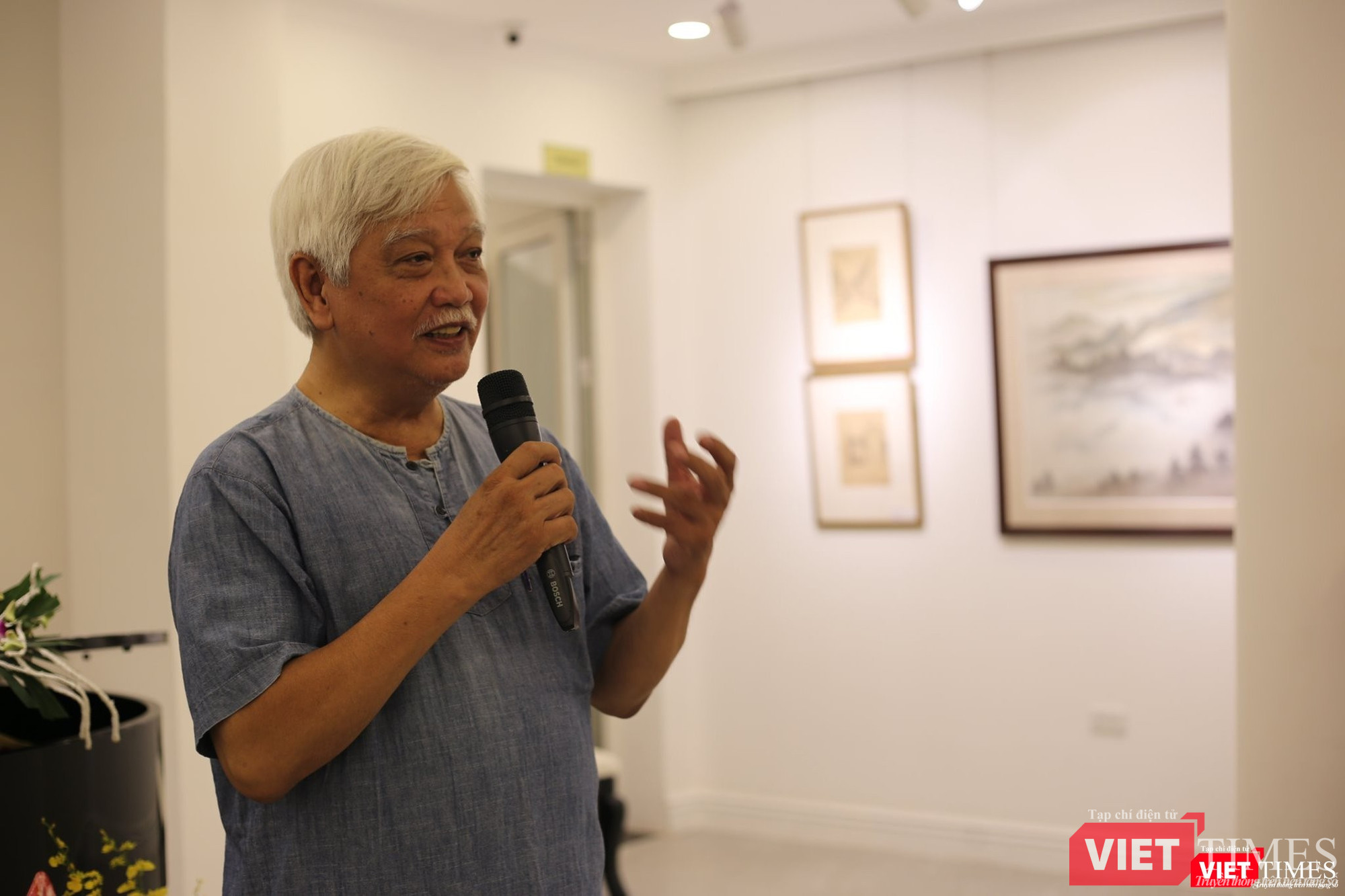 Ông Dương Trung Quốc tới thưởng lãm giai phẩm mùa thu của họa sĩ Lê Văn Xương và Văn Giao Ông Dương Trung Quốc tới thưởng lãm giai phẩm mùa thu của họa sĩ Lê Văn Xương và Văn Giao