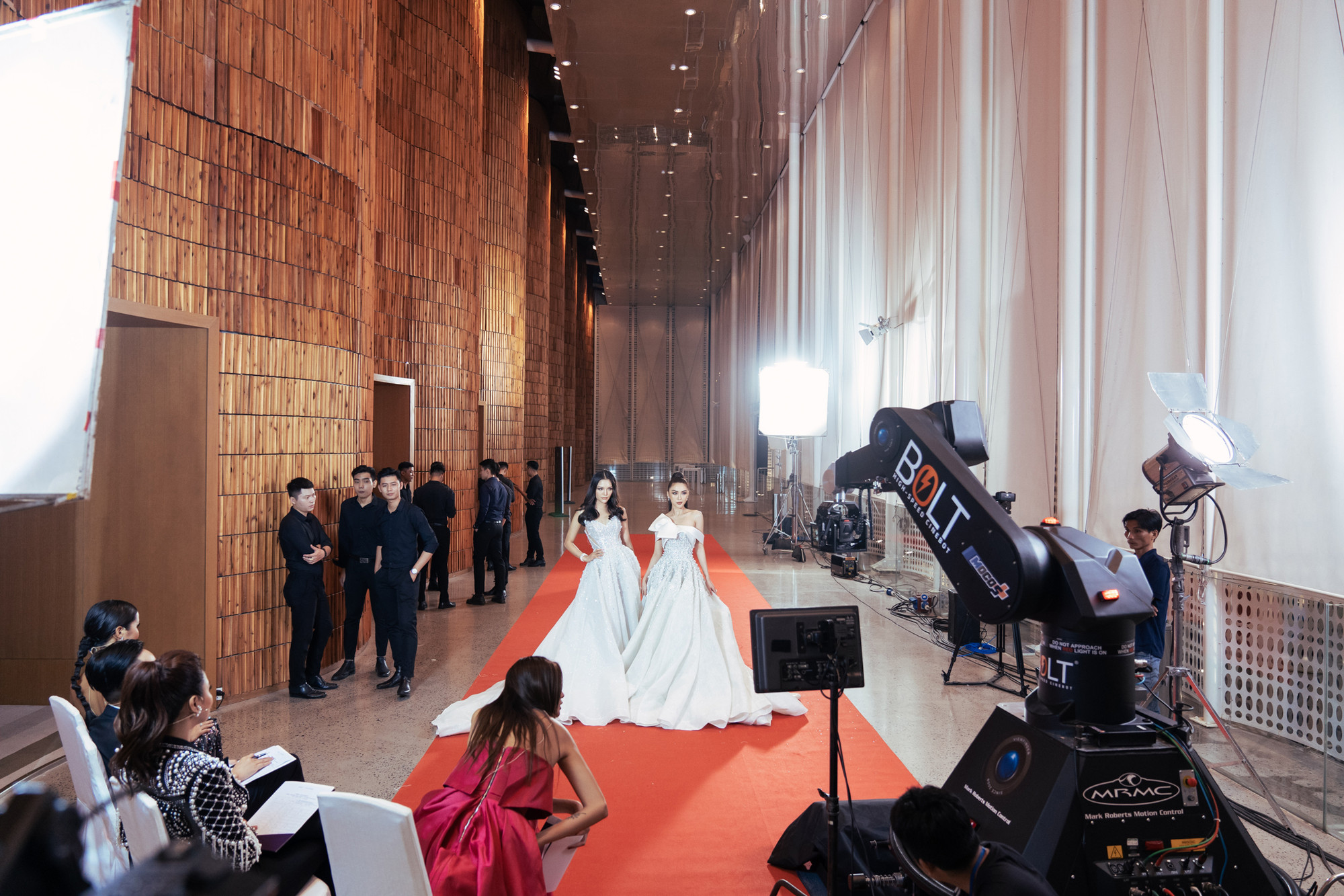 Thử thách catwalk với cánh tay Robot