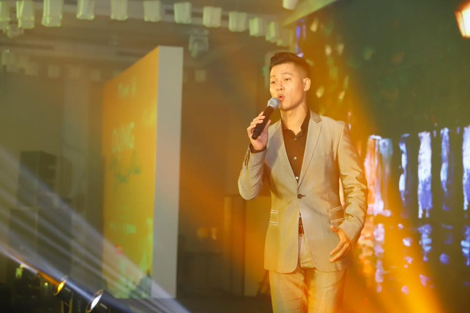 Ca sĩ Đức Tuấn cũng đến ủng hộ Nhà Chống Lũ 