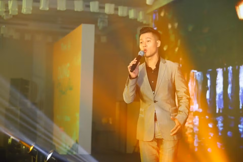 Ca sĩ Đức Tuấn cũng đến ủng hộ Nhà Chống Lũ Ca sĩ Đức Tuấn cũng đến ủng hộ Nhà Chống Lũ