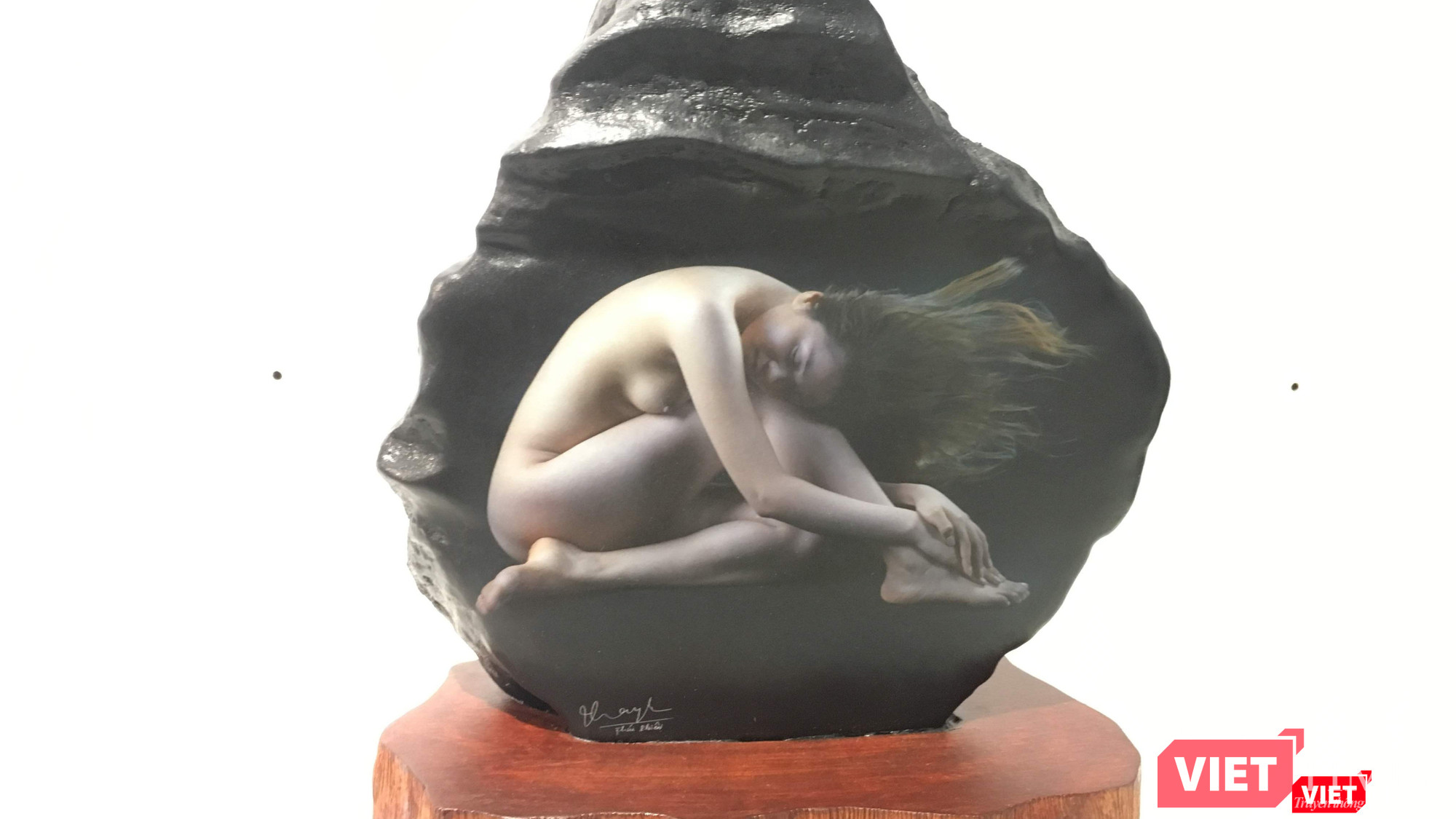 Tác phẩm được in lên đá đen bằng một công nghệ đặc biệt