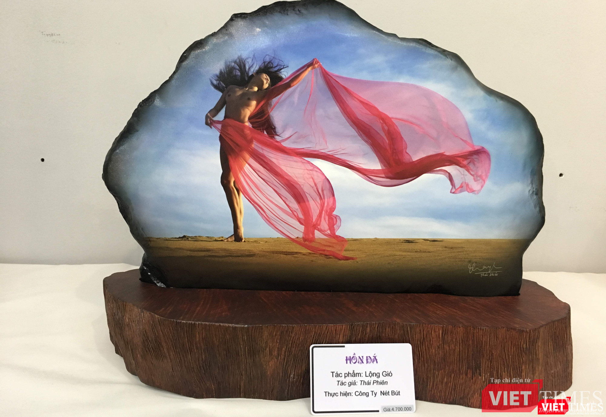 "Lộng gió" in lên đá được đề giá 4,7 triệu đồng