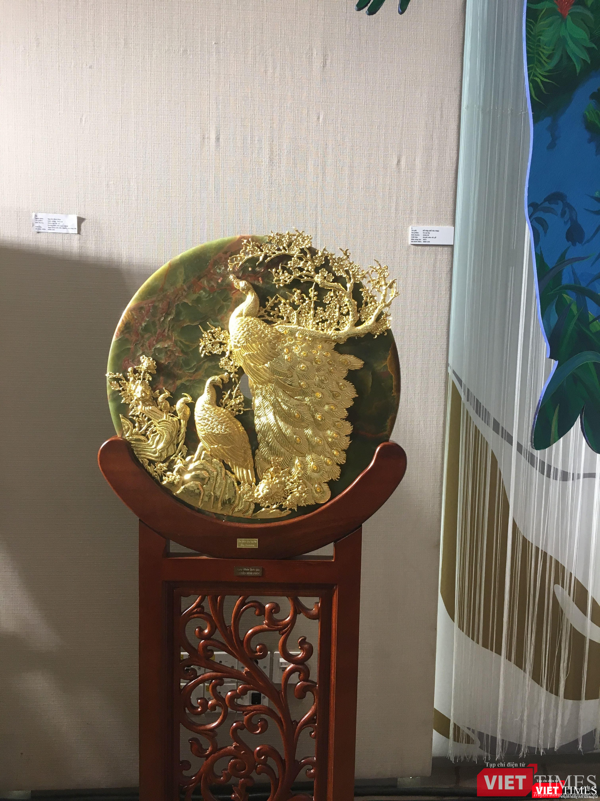 "Uyên ương - Phú quý" (Nguyễn Đình Phúc) được chế tác từ ngọc Onyx với đường kính viên ngọc 68 cm, mạ vàng 24K, bán ra với giá 200 triệu đồng.