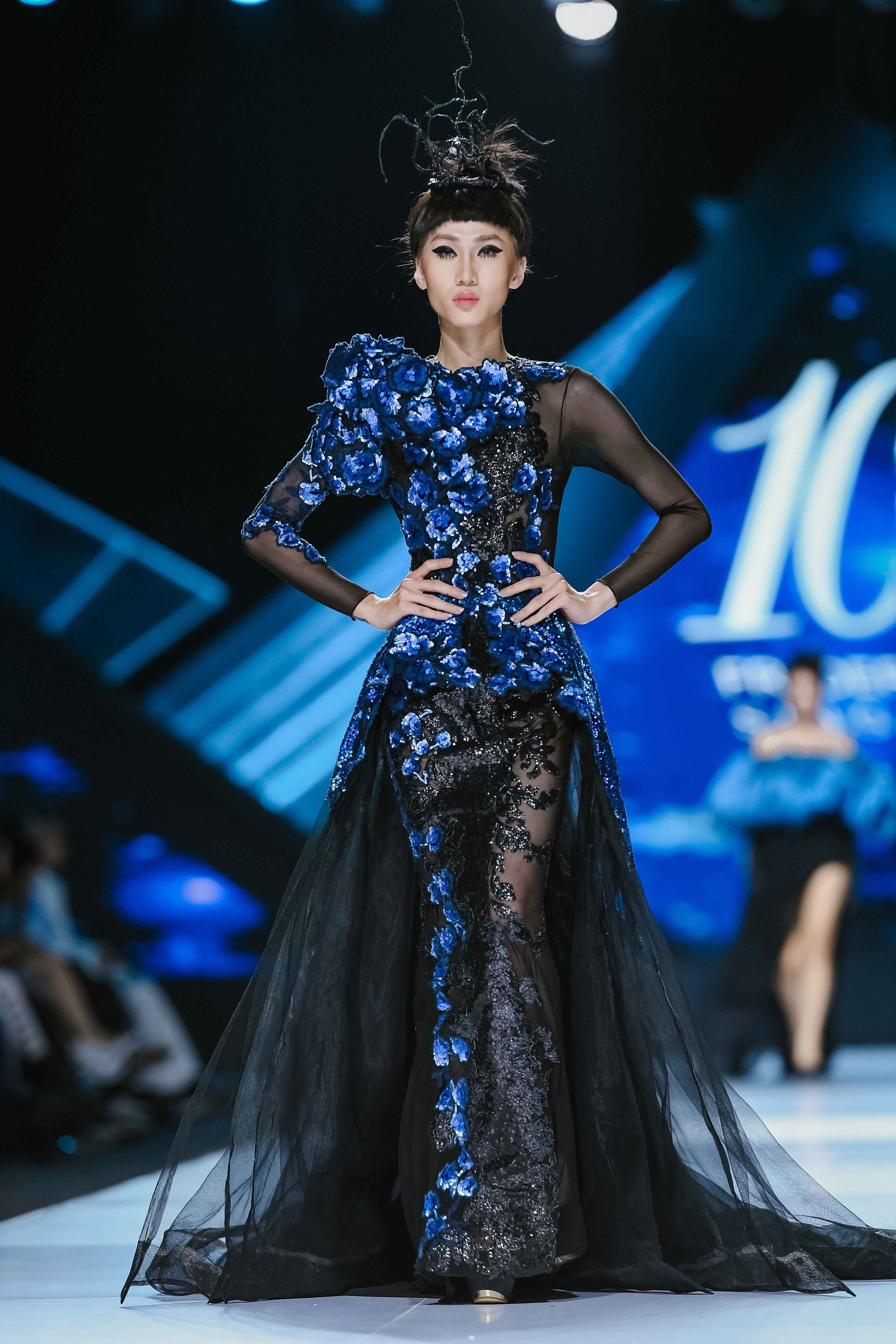 Từng mẫu thiết kế đều mang tính nghệ thuật riêng, những đường nét mới lạ nhưng hài hòa truyền tải một cách trọn vẹn cái tôi nghệ thuật riêng biệt của nhà thiết kế gạo cội này