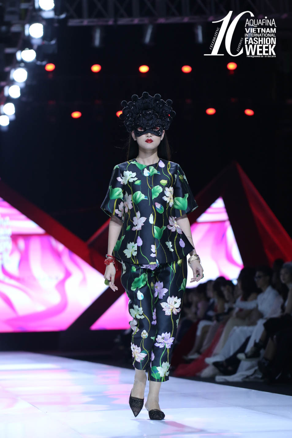 Mão - phụ kiện tưởng chỉ có trong sân khấu tuồng nay xuất hiện trên sàn diễn thời trang