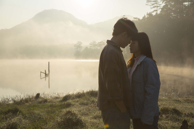 Từ hai người có vẻ như xa lạ, Linh và Phong dường như đã trở thành một phần trong cuộc bộn bề của nhau - Cảnh trong phim "Bí mật của gió" Cảnh trong