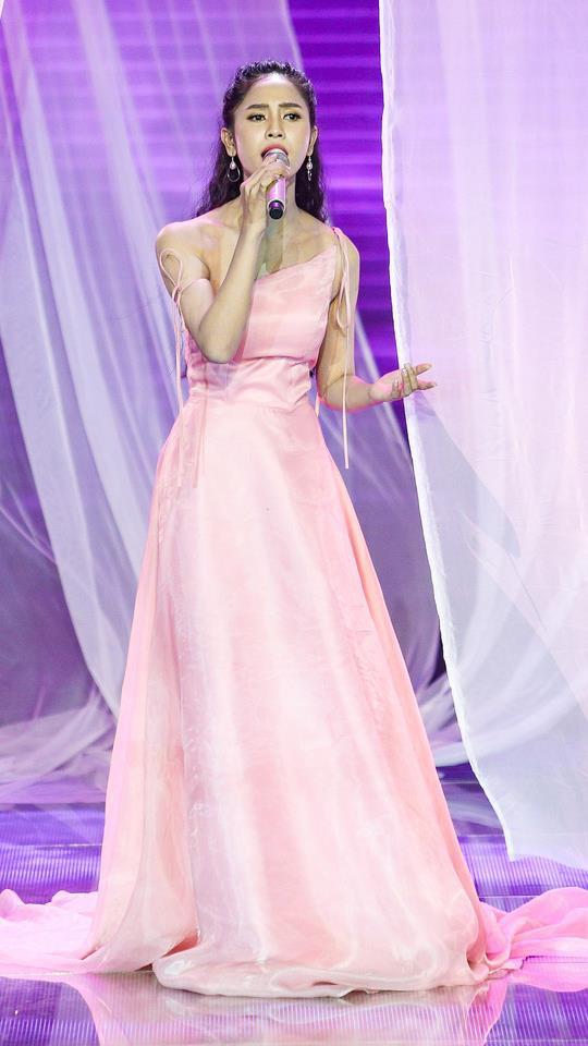 Phương Ý đến từ đội Ngọc Sơn - Giang Hồng Ngọc thể hiện ca khúc Đêm cuối. Phương Ý đến từ đội Ngọc Sơn - Giang Hồng Ngọc thể hiện ca khúc Đêm cuối.