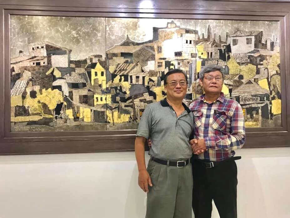 Nhà sưu tập Trương Nhuận và họa sĩ Văn Chiến bên tác phẩm của ông tại triển lãm