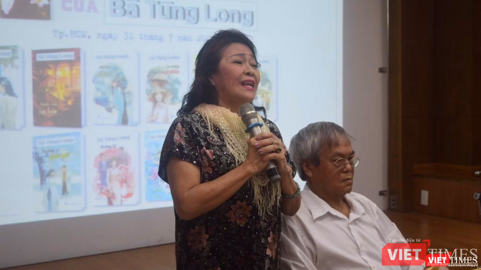 Nhà thơ Lê Thị Kim chúc mừng nhà văn Nguyễn Đông Thức nhân dịp ra mắt bộ sách của má - cây bút nữ mà đông đảo độc giả mến mộ Nhà thơ Lê Thị Kim chúc mừng nhà văn Nguyễn Đông Thức nhân dịp ra mắt bộ sách của má - cây bút nữ mà đông đảo độc giả mến mộ