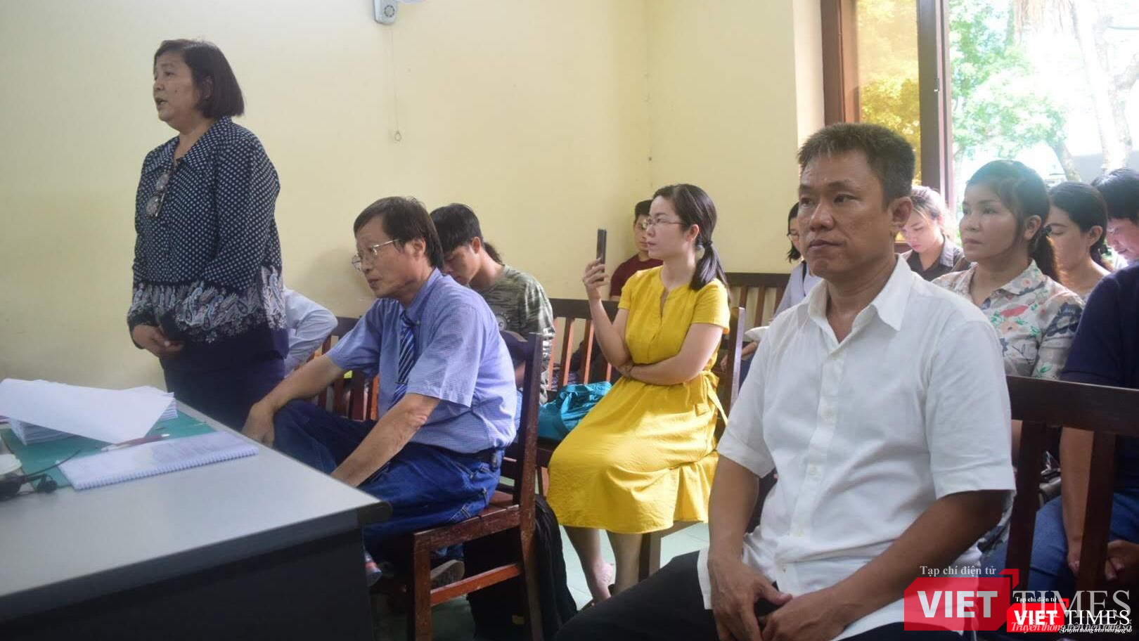 Họa sĩ Lê Linh (áo trắng) trong phiên xử sáng 16/7. Sau 12 năm bị khởi kiện, lần đầu tiên bà Phan Thị Mỹ Hạnh (người đứng) xuất hiện tại phiên tòa phúc thẩm. Sau 12 năm, lần đầu tiên bà Phan Thị Mỹ Hạnh xuất hiện tại phiên tòa phúc thẩm