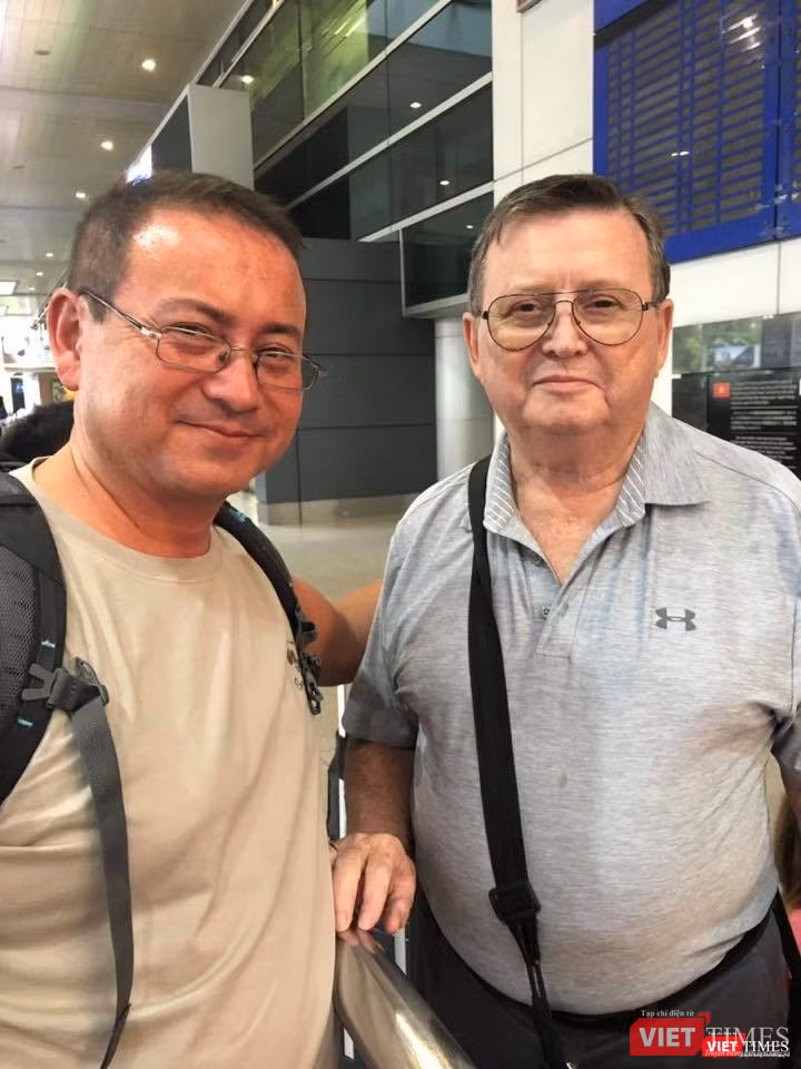 Đạo diễn Eric Digaud và cha Bill Coley hội ngộ tại sân bay Tân Sơn Nhất hôm 6/7