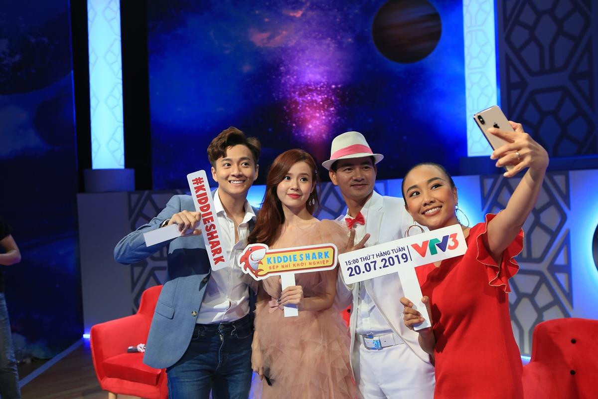 Ca sĩ Đoan Trang (áo đỏ), diễn viên Xuân Bắc (áo trắng), Midu trong dàn mentor Ca sĩ Đoan Trang (áo đỏ), diễn viên Xuân Bắc (áo trắng), Midu trong dàn mentor