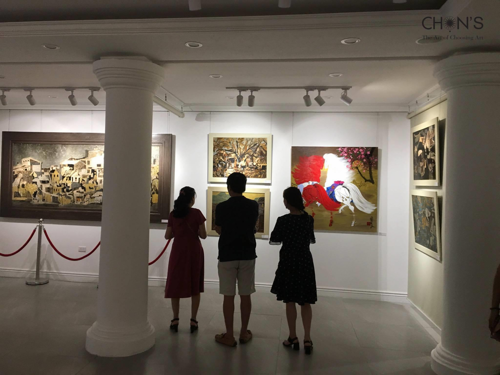 Công chúng ngạc nhiên trước những nét chấm phá nổi bật của "động" trong tranh ngựa khi sắp đặt bên cạnh những tác phẩm sơn mài rất "tĩnh"