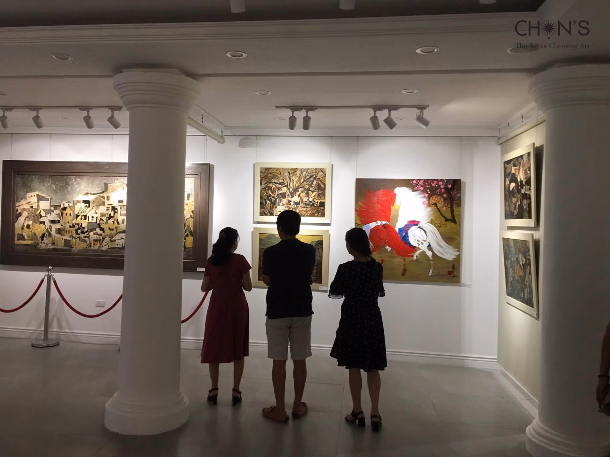 Công chúng ngạc nhiên trước những nét chấm phá nổi bật của "động" trong tranh ngựa khi sắp đặt bên cạnh những tác phẩm sơn mài rất "tĩnh"