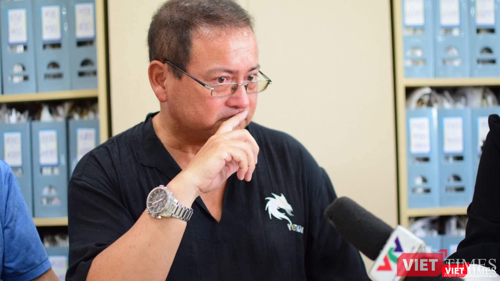 Đạo diễn Eric Digaud không thể kìm được nước mắt khi nhắc tới mẹ 