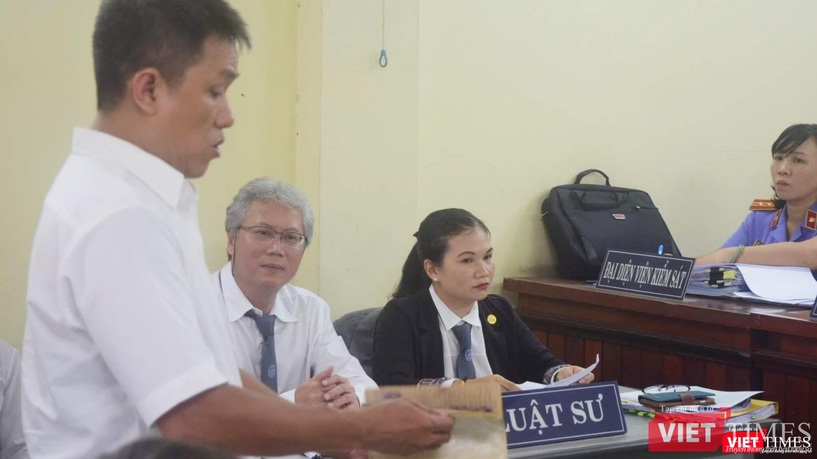 Họa sĩ Lê Linh trình bày về các phác thảo bằng tay được coi là chứng cứ bản quyền. Bên cạnh là luật sư Phạm Vũ Khánh Toàn và luật sư Trương Thị Thu Hồng Họa sĩ Lê Linh trình bày về các phác thảo bằng tay được coi là chứng cứ bản quyền. Bên cạnh là luật sư Phạm Vũ Khánh Toàn và luật sư Trương Thị Thu Hồng