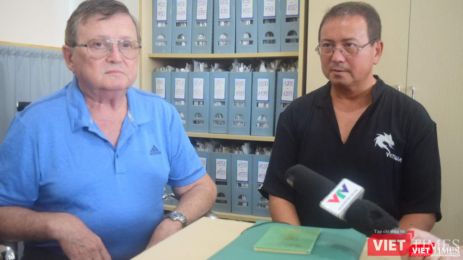 Cuối cùng, sau 50 năm thất lạc, đạo diễn đã tìm lại được người cha ruột thịt nhưng niềm vui chưa trọn vẹn 