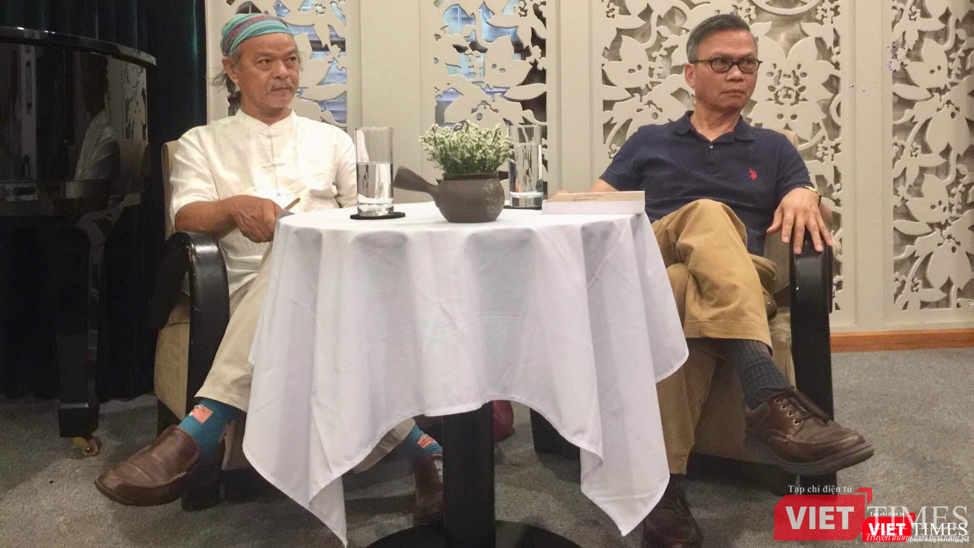 Dẫn chương trình: Nhà thơ - nhà nghiên cứu Inrasara và TS Nguyễn Hữu Liêm Dẫn chương trình: Nhà thơ - nhà nghiên cứu Inrasara và TS Nguyễn Hữu Liêm