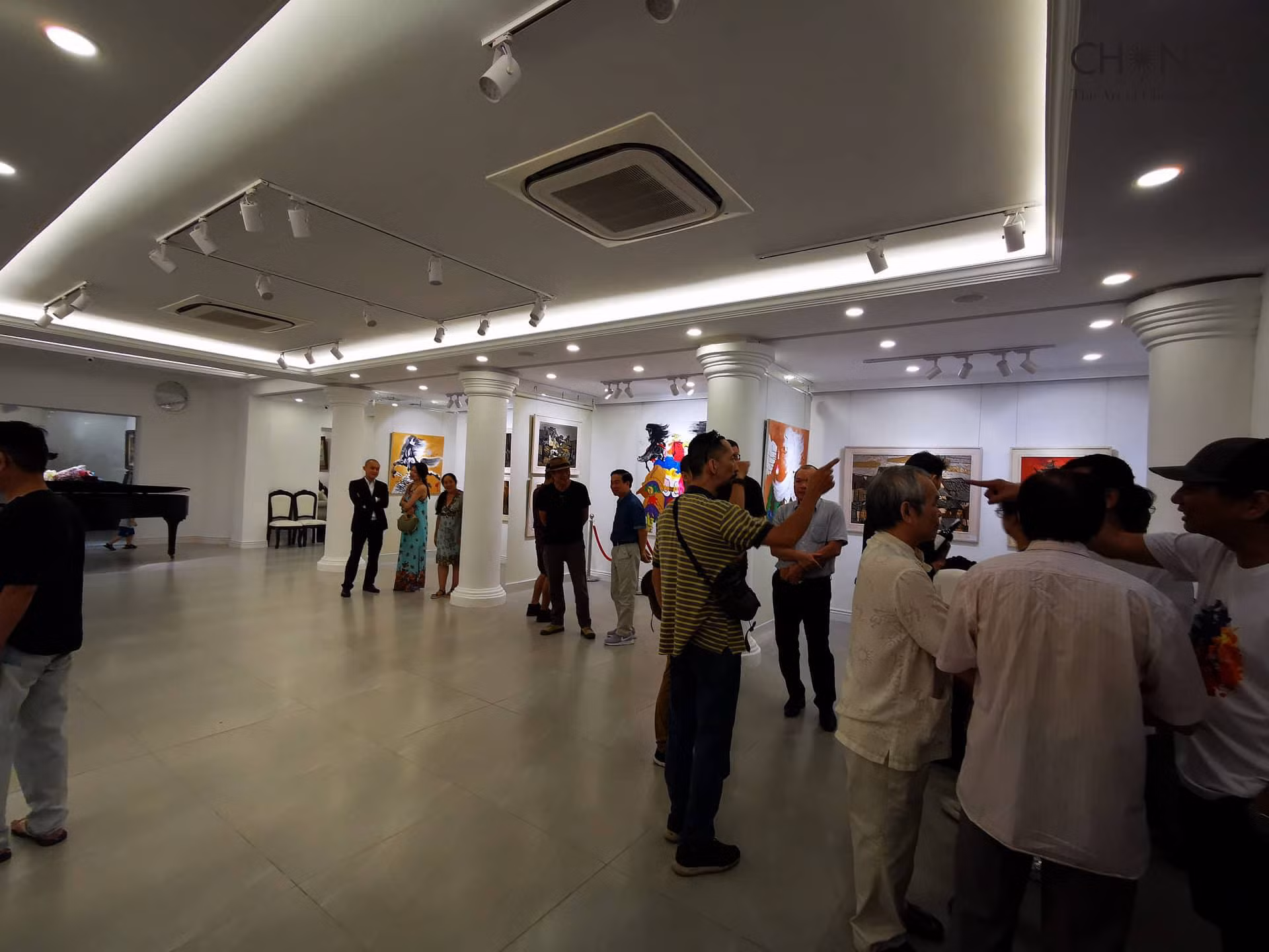 Triển lãm thu hút rất đông người yêu nghệ thuật quan tâm