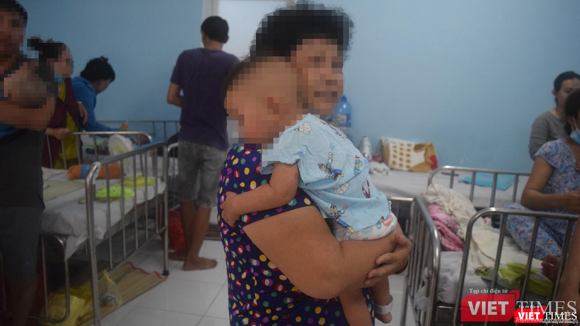 Người nhà bệnh nhi lo lắng vì phòng bệnh chật cứng bệnh nhân Sởi