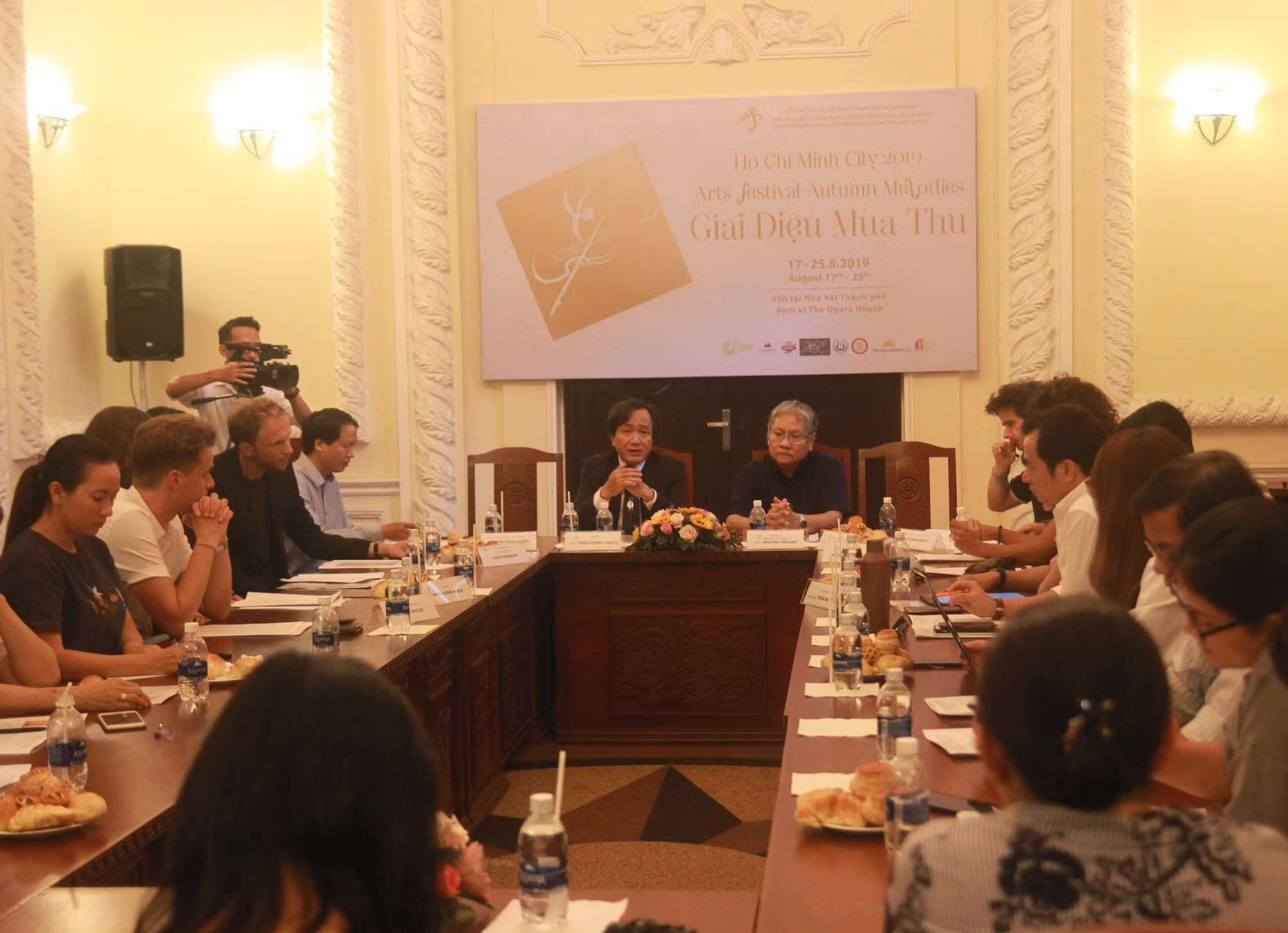 Nhạc trưởng Trần Vương Thạch trả lời tại buổi họp báo chiều 23/7 